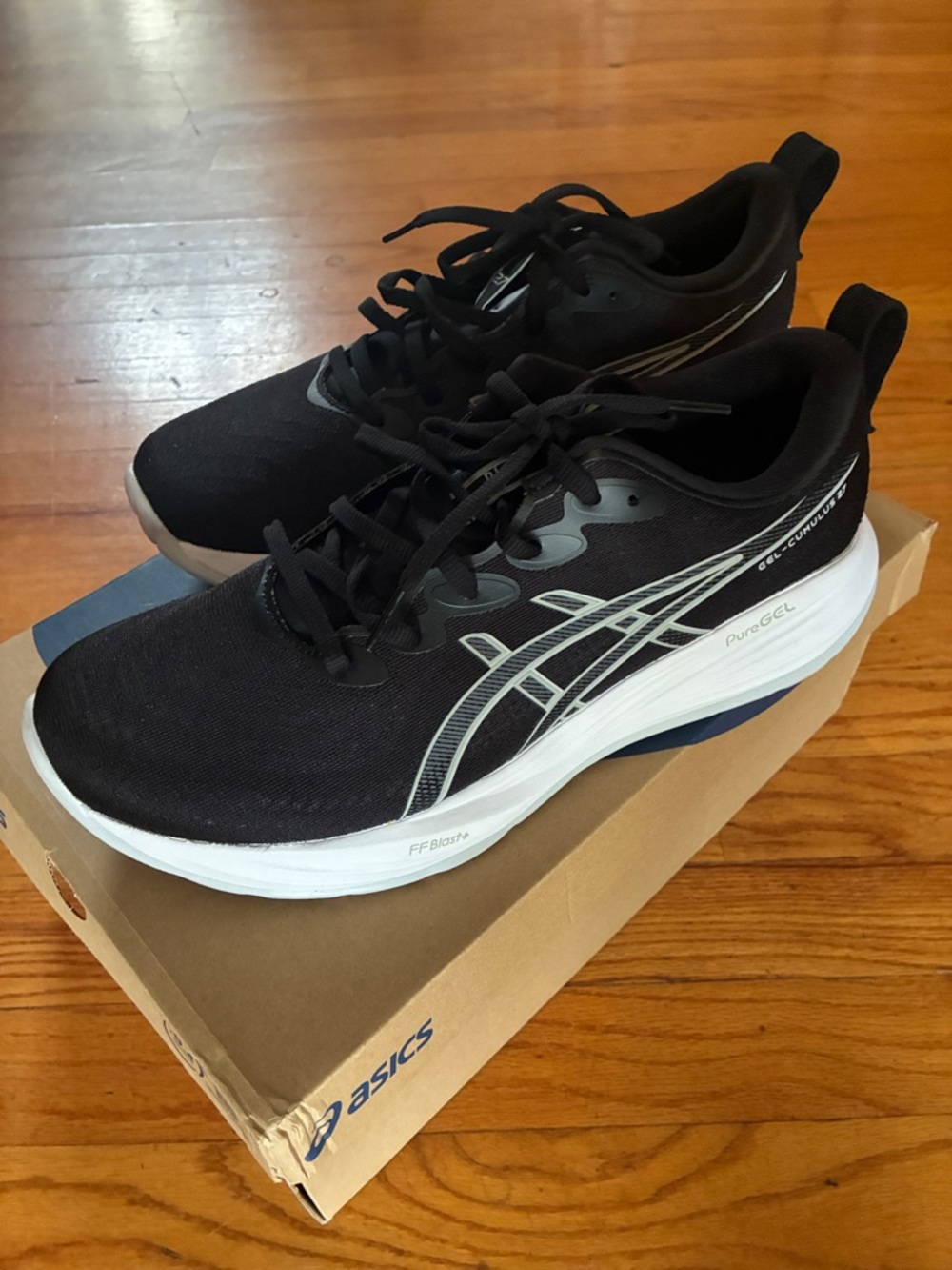 Asics GEL-CUMULUS 27 Black and White Men's Running Shoes with Gray Accents.